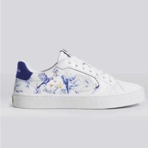 Cariuma Salvas White Leather Blue Parrot Print Sneakers Women's  9 NWT Limited